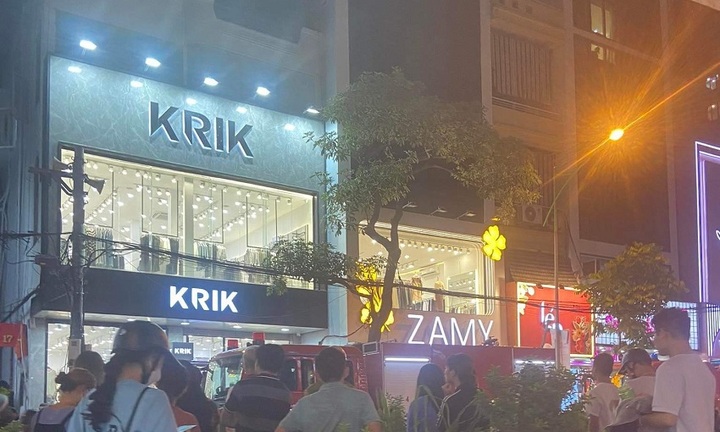  Giải cứu 11 người mắc kẹt trong nhà trọ bị cháy ở Cầu Giấy