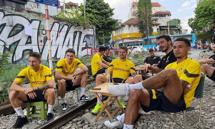 Sẽ xử phạt quán “cà phê đường tàu” để dàn cầu thủ Dortmund ngồi trên đường ray