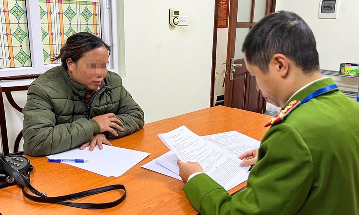 Lập biên bản xử lý người phụ nữ bán 80.000 đồng một củ khoai ở hồ Gươm