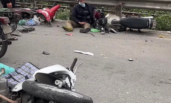 Hà Nội: Ô tô lao sang làn ngược chiều tông trúng 6 xe máy, 8 người nhập viện 