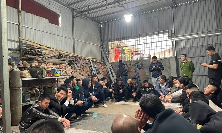 Bắt quả tang 32 con bạc đang sát phạt nhau bằng hình thức xóc đĩa ở Hà Nội