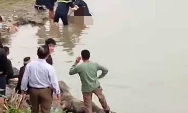Bàng hoàng phát hiện thi thể cô giáo mầm non trên sông Lô