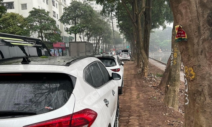 Công an điều tra vụ hàng chục ô tô đỗ trên vỉa hè ở Hà Nội bị rạch lốp trong đêm