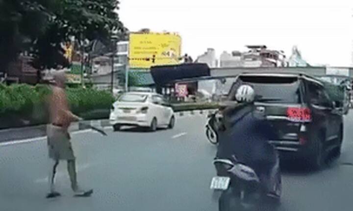 Xác minh clip người đàn ông phi dao vào kính ô tô Land Cruiser đang di chuyển ở Hà Nội