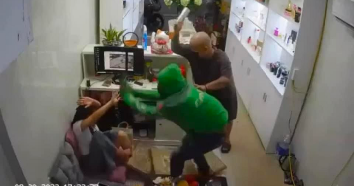 Đang ngồi bấm điện thoại, người phụ nữ bị nhóm bịt mặt xông vào đánh tới tấp