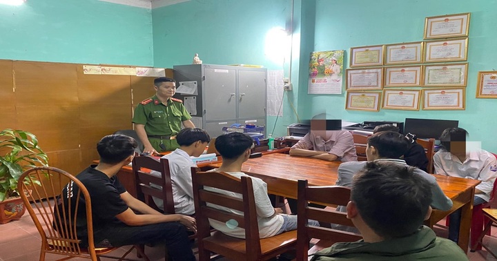 Ngăn chặn nhóm nam sinh mang hung khí lên cổng trường