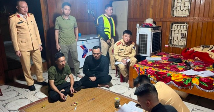 Bắt quả tang nhóm đối tượng lợi dụng đêm tối hút trộm cát trên sông Hồng