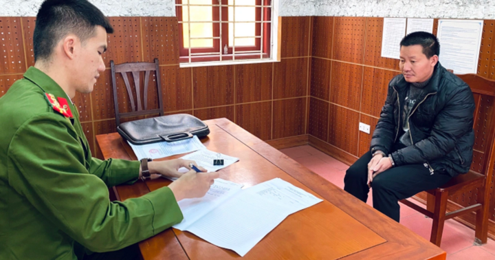 Sợ bị kiểm tra, tài xế tăng ga chạy trốn CSGT, đâm vào xe chuyên dụng