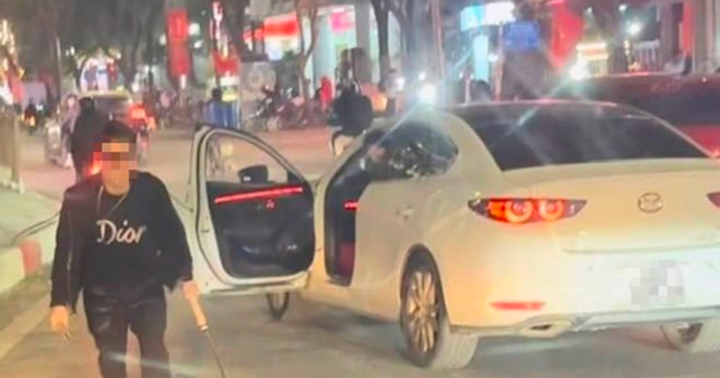 Hà Nội: Điều tra vụ nam thanh niên lái Mazda 3, cầm dao quắm chém lốp xe bus