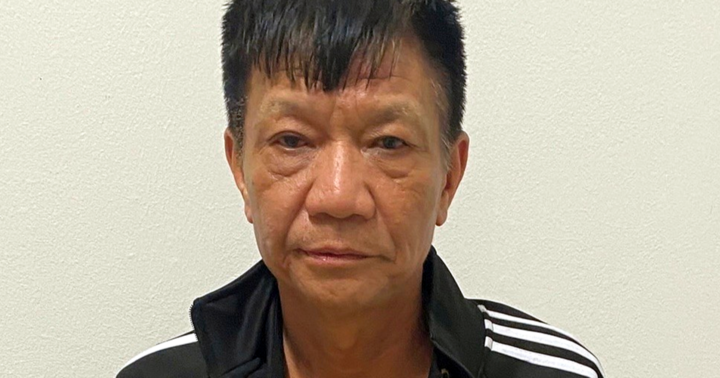 Khởi tố đối tượng đổ xăng lên người