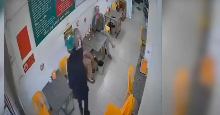 Người đàn ông bị đổ xăng, châm lửa đốt giữa quán bia ở Hà Nội tử vong