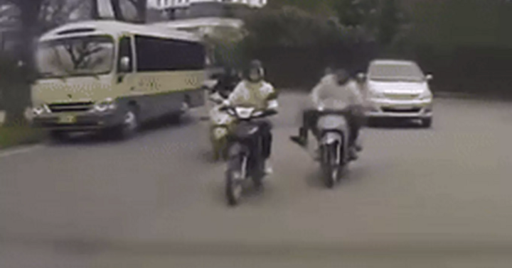Truy xét 2 thanh niên đi xe máy đạp người phụ nữ tại Hà Nội