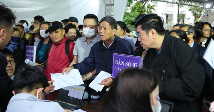 Xét xử vụ Tân Hoàng Minh: Hàng trăm bị hại đội mưa tham dự phiên tòa 