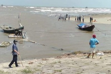 18 học sinh ở Nam Định rủ nhau đi tắm biển, 3 em mất tích