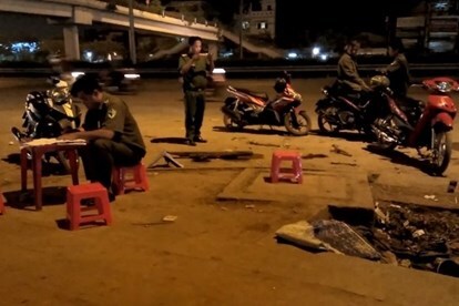 Ghen tuông với người yêu mới của tình cũ, gã trai 19 tuổi cầm dao chém người giữa phố