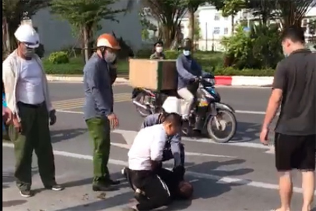 Xác minh clip người mặc quần giống cảnh phục đứng nhìn tài xế vật lộn với tên cướp