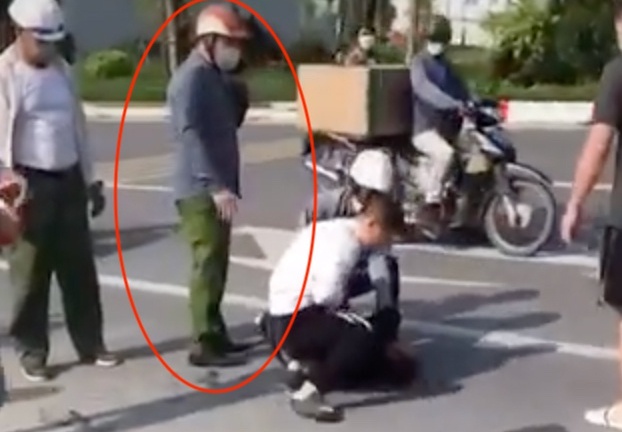 Vụ tài xế vật lộn với tên cướp nguy hiểm ở Hà Nội: Đại úy công an đứng bấm điện thoại tường trình gì?