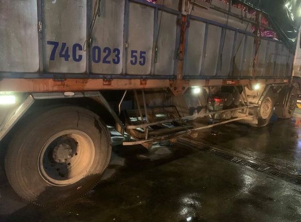 Xe tải tông xe máy, 1 người chết, 1 người bị