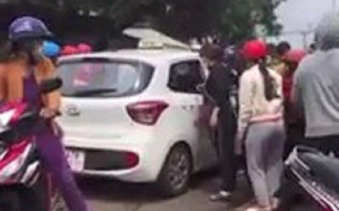 Xe công nông xóc mạnh, bé trai 3 tuổi rơi xuống đất tử vong thương tâm