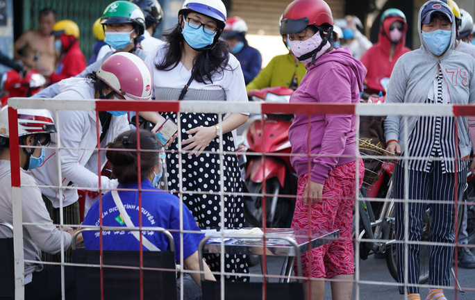 Người dân tam thời đi lại bình thường qua Gò Vập nhưng phải khai báo y tế