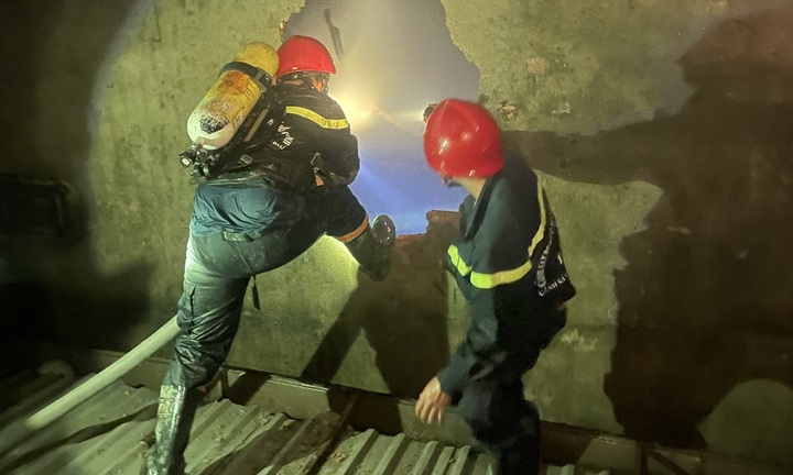 Cháy nhà ở TP.HCM, vợ chết, chồng và con trai 4 tuổi bị thương nặng