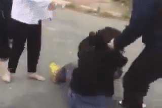 Vụ nữ sinh lớp 7 bị đánh hội đồng dã man ở Phú Yên: Bí mật về nhóm 