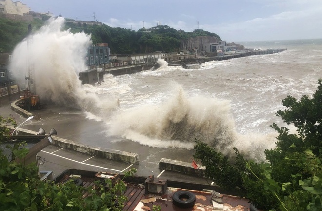 Bão số 2 giật cấp 10, di chuyển vào Hải Phòng- Nghệ An