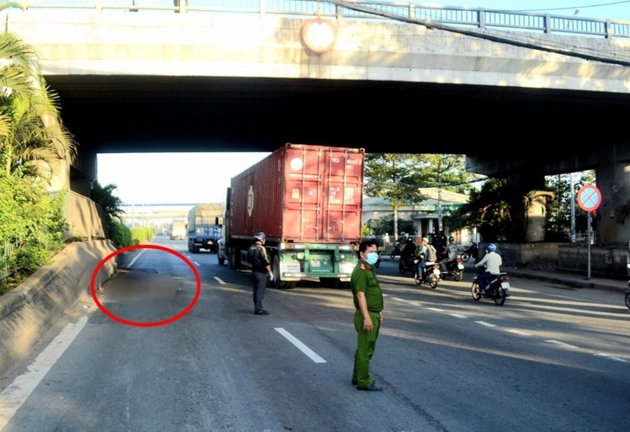 Vụ người phụ nữ rơi từ cầu vượt xuống đường: Nhân chứng nói gì?