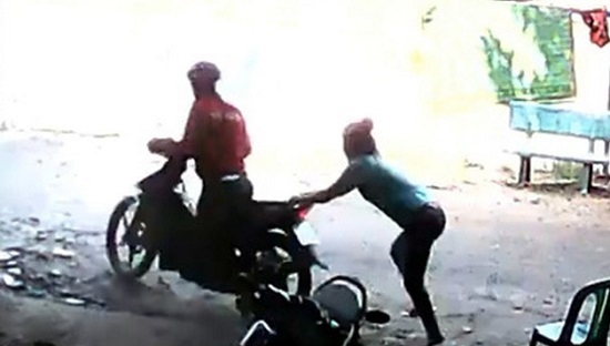 Điều tra vụ cô gái trẻ bị 2 thanh niên chặn đánh, cướp xe trong đêm