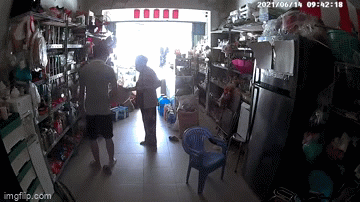 Vụ người phụ nữ U60 giả vờ mua hàng để trộm card điện thoại: Camera an ninh ghi gì?