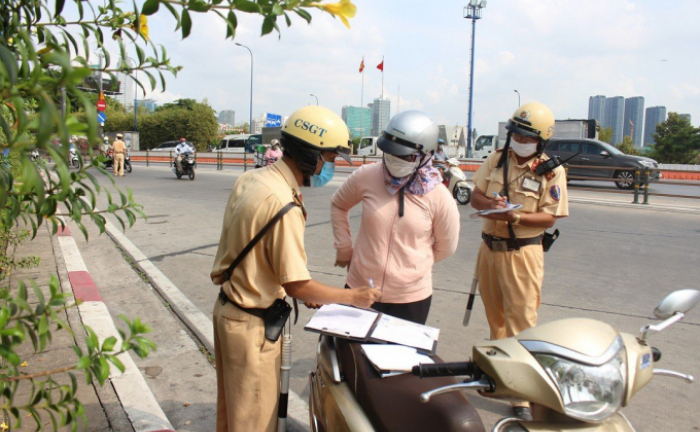 Bị tạm giữ GPLX có được lái xe không?