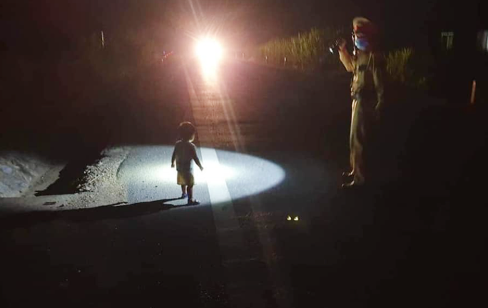 Hoảng hồn phát hiện bé gái 2 tuổi đi lạc trên đường Hồ Chí Minh lúc nửa đêm