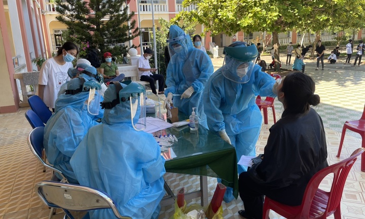 Xét nghiệm COVID-19 cho hơn 10.000 thí sinh thi tốt nghiệp THPT năm 2021 ở Phú Yên