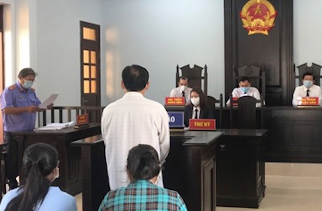 Lẻn vào phòng ngủ của bạn gái 