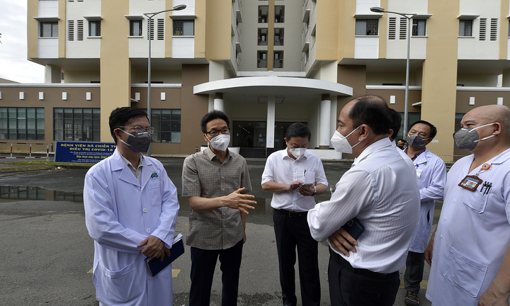 Chùm ảnh: Phó Thủ tướng Vũ Đức Đam kiểm tra BV dã chiến, khu phong toả, siêu thị tại TPHCM