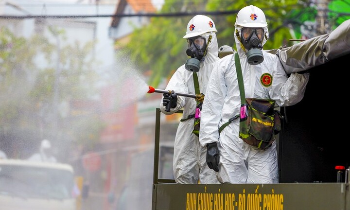 Chùm ảnh: Cận cảnh quá trình xe đặc chủng phun khử khuẩn toàn TP.HCM