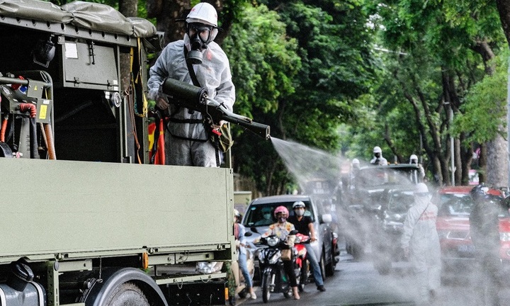 Chùm ảnh Hà Nội phun khử khuẩn quanh hồ Hoàn Kiếm, khu vực phố cổ