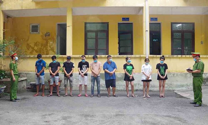Vụ bắt quả tang 9 nam nữ đang 