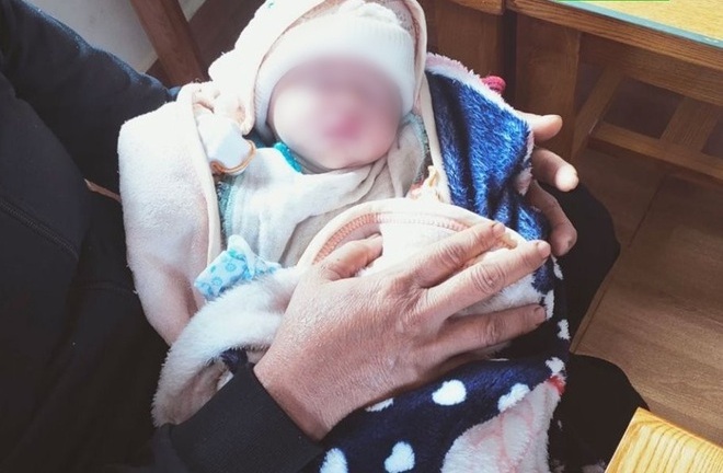 Vụ bé sơ sinh còn nguyên dây rốn bị bỏ rơi trước cổng nhà dân: Không có giấy tờ nào kèm theo