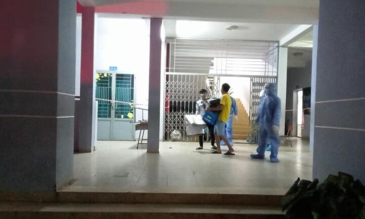 2 bệnh nhân mắc COVID-19 dùng dao đe dọa, tấn công cán bộ y tế