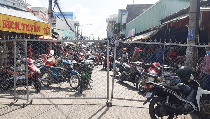 2 vợ chồng mua bán cá không khai báo y tế, mời khách đễn nhà ăn giỗ khiến 4 người nhiễm COVID-19