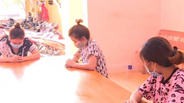 Bắt quả tang 3 thiếu nữ cùng 2 chàng trai mở 