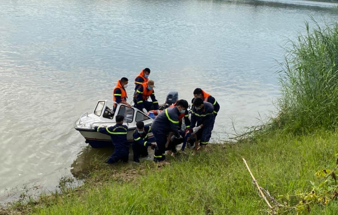 Vụ thi thể người phụ nữ trên sông Hiếu: Quần áo, đồ đạc để trên bờ