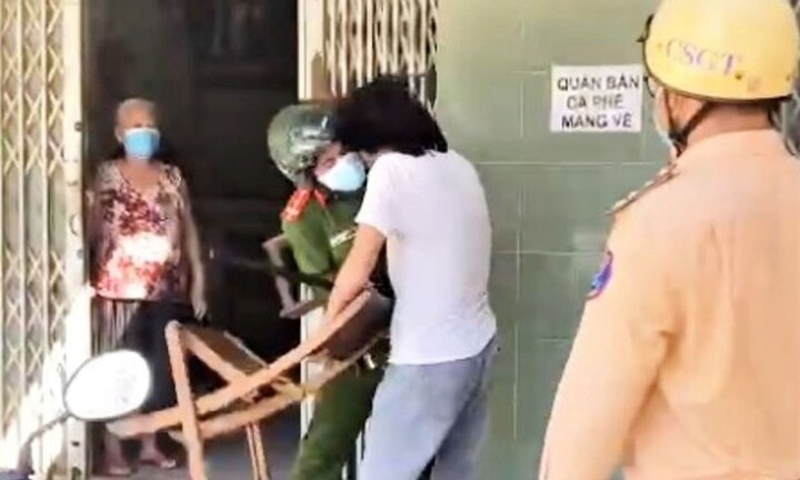 Vụ clip người đàn ông vác ghế đánh công an vì bị nhắc nhở đeo khẩu trang: Thông tin bất ngờ