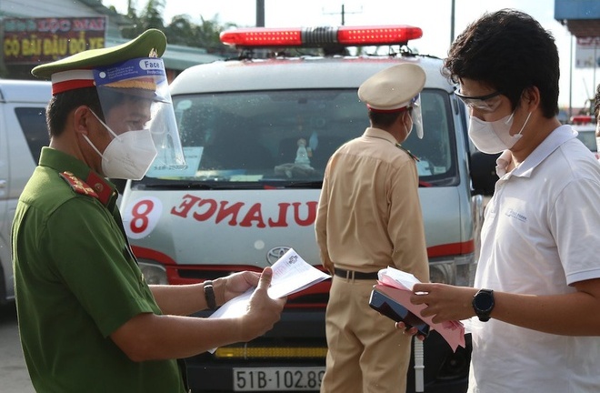 Chở thi thể từ TP.HCM về miền Tây nhưng giấy tờ không hợp lệ, 9 ô tô buộc phải quay đầu