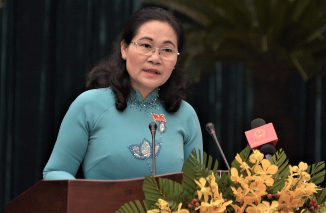 Các đại biểu HĐND TP.HCM dành một phút mặc niệm các bệnh nhân tử vong do COVID-19