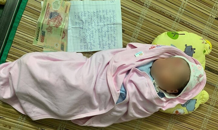 Vụ bé trai sơ sinh bị bỏ rơi ở gầm cầu: Mảnh giấy kẹp cùng 2,2 triệu đồng viết gì?
