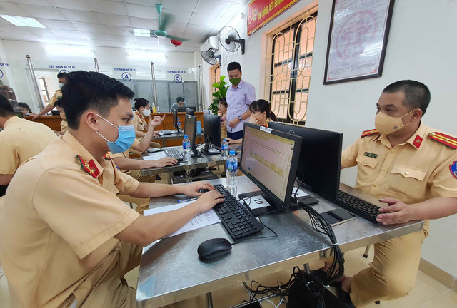 Công an Hà Nội làm việc 24/24 để phục vụ việc cấp giấy đi đường cho người dân
