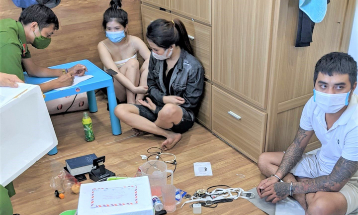 Chiều bạn gái, 2 thanh niên thuê phòng trọ để mở tiệc ma túy