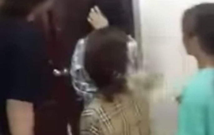 Vụ nữ sinh lớp 10 bị đánh hội đồng, nhiều người chứng kiến hò reo: Hiệu trưởng nói gì?